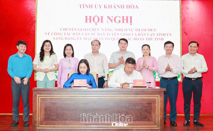 Đồng chí Nguyễn Khắc Hà chứng kiến lãnh đạo Ban Tuyên giáo và Dân vận Tỉnh ủy và Đảng ủy Mặt trận Tổ quốc ký kết biên bản chuyển giao.