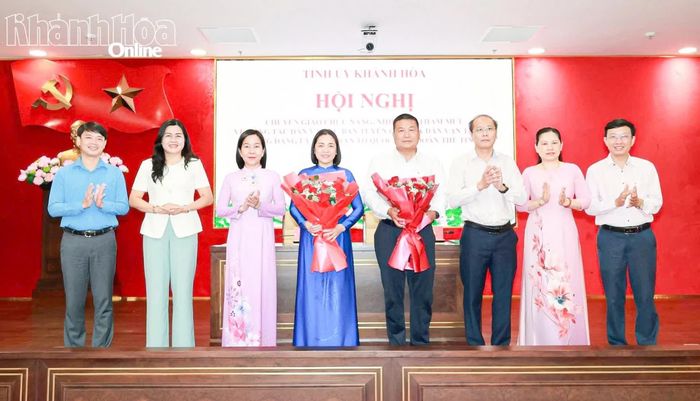 Đồng chí Nguyễn Khắc Hà tặng hoa chúc mừng lãnh đạo Ban Tuyên giáo và Dân vận Tỉnh ủy và Đảng ủy Mặt trận Tổ quốc tại hội nghị chuyển giao.