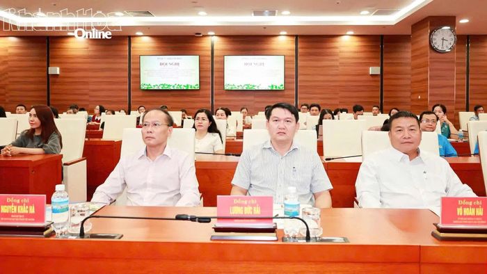 Đồng chí Nguyễn Khắc Hà và các đồng chí Ủy viên Ban Thường vụ Tỉnh ủy tham dự hội nghị.