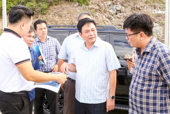 Đồng chí Lữ Thanh Hải trao đổi với lãnh đạo UBND phường Bắc Nha Trang về một số vấn đề liên quan đến Dự án Khu đô thị hỗn hợp Vĩnh Lương.