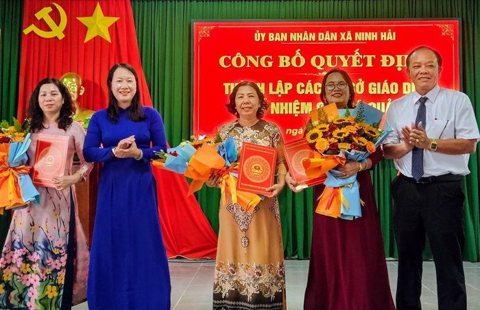 Lãnh đạo xã Ninh Hải trao quyết định thành lập các cơ sở giáo dục trên địa bàn xã.
