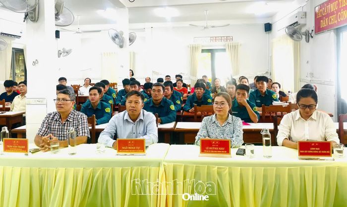 Các đại biểu và học viên dự lễ khai giảng.