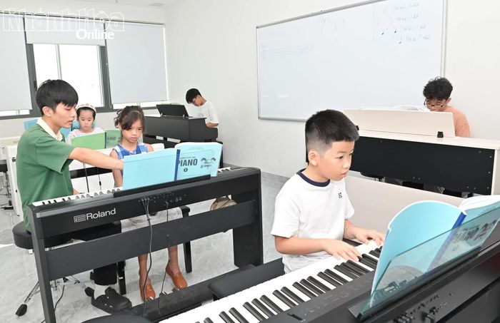Các thiếu nhi tham gia lớp học đàn piano.