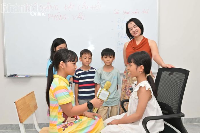Các thiếu nhi tham gia lớp bồi dưỡng năng khiếu MC, thuyết trình.