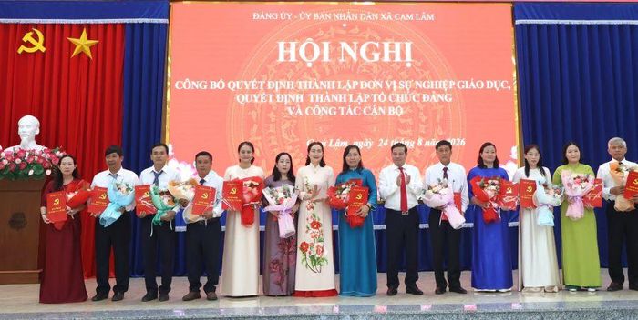 Lãnh đạo Đảng ủy xã Cam lâm trao quyết định thành lập Đảng bộ Trường Tiểu học Cam Lâm.