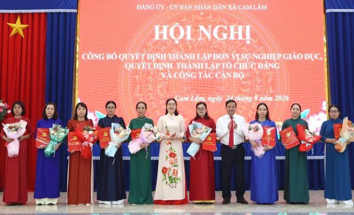 Lãnh đạo Đảng ủy xã Cam Lâm trao quyết định thành lập Đảng bộ Trường Mầm non Cam Lâm.