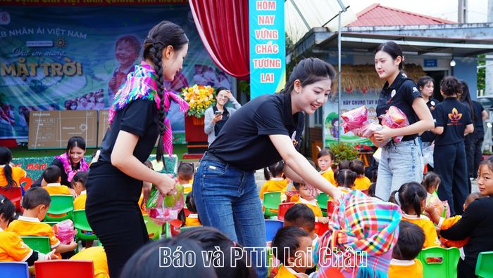 ... phát quà cho học sinh Trường Mầm non Tả Lèng. 
