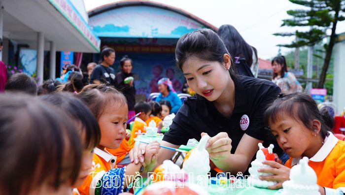 Các thí sinh hòa đồng cùng học sinh của nhà trường trong trò chơi tô màu.