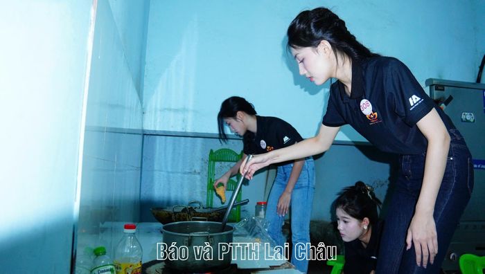 ... nấu ăn, chăm lo cho học sinh Trường Mầm non Tả Lèng.