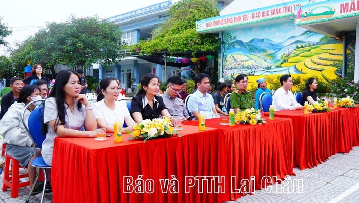 Các đồng chí lãnh đạo địa phương tham gia chương trình. 