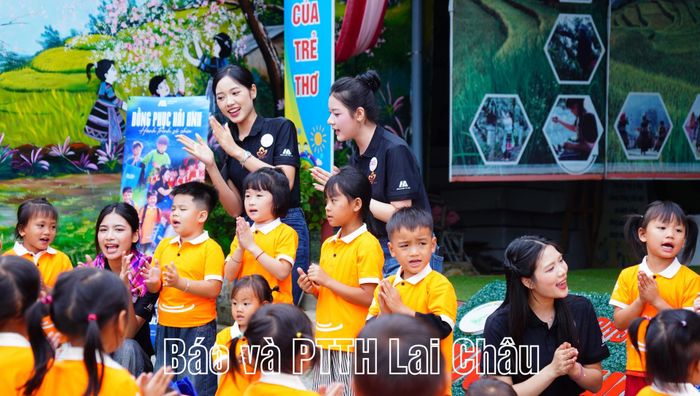 Các thí sinh tham gia Hoa hậu Việt Nam 2026 giao lưu văn nghệ cùng các em Trường Mầm non Tả Lèng.