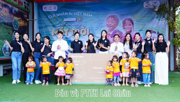 Các thí sinh tham gia Hoa hậu Việt Nam 2026 tặng ti vi cho các điểm trường. 