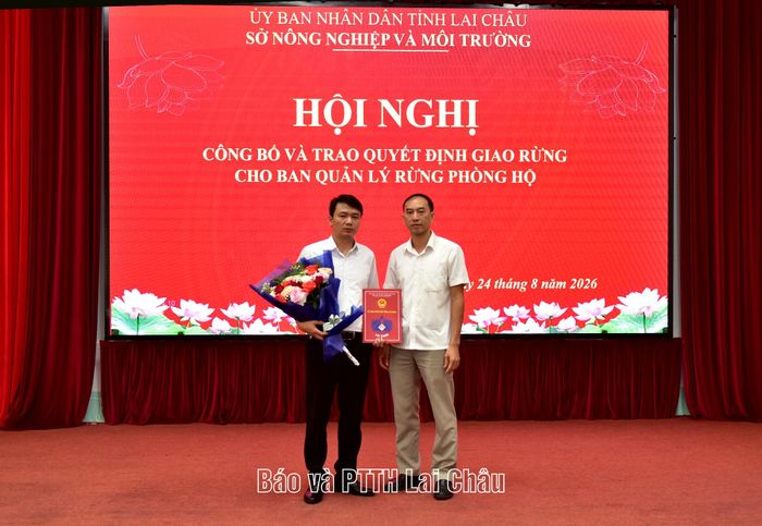 Lãnh đạo Sở Nông nghiệp và Môi trường trao Quyết định cho Ban Quản lý rừng phòng hộ.