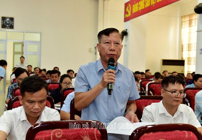 Lãnh đạo xã Hua Bum phát biểu tại hội nghị.
