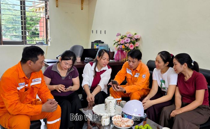 Cán bộ điện lực Lai Châu hướng dẫn khách hàng cài App EVN CSKH.
