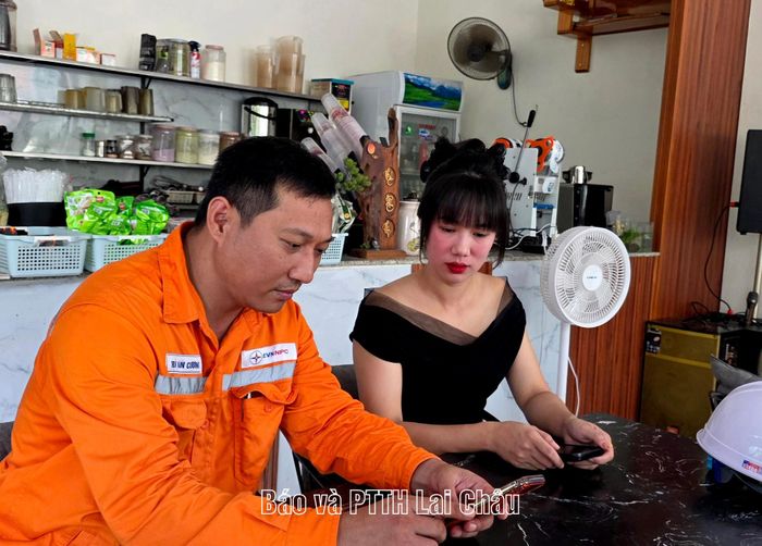 Cán bộ Điện lực Phong Thổ hướng dẫn khách hàng cài App EVN CSKH.