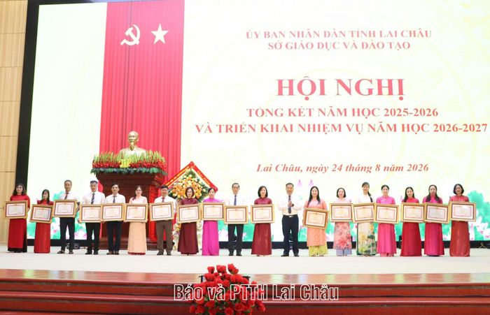 Thừa ủy quyền của Thủ tướng Chính phủ, đồng chí Tống Thanh Bình - Phó Chủ tịch Thường trực Ủy ban MTTQ Việt Nam tỉnh tặng Bằng khen cho các cá nhân.