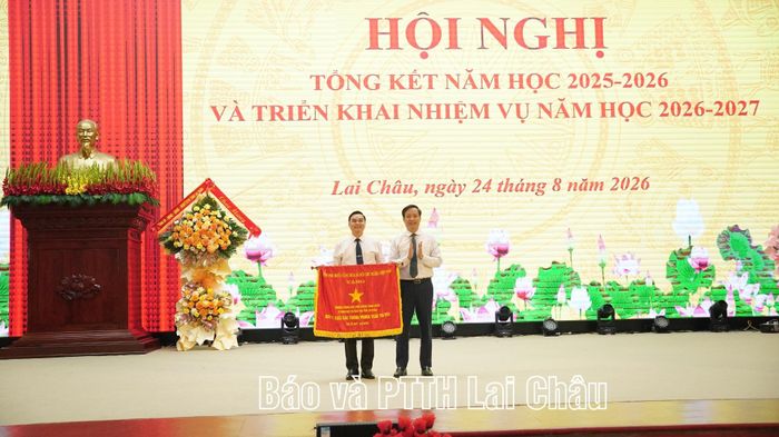 Thừa ủy quyền của Thủ tướng Chính phủ, đồng chí Lê Đức Dục - Trưởng Ban Tuyên giáo và Dân vận Tỉnh ủy tặng Cờ thi đua cho Trường THPT Than Uyên.