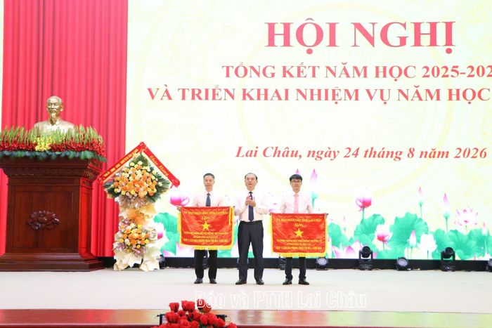Đồng chí Nguyễn Sỹ Cảnh - Phó Chủ tịch UBND tỉnh tặng Cờ thi đua của UBND tỉnh cho các tập thể.