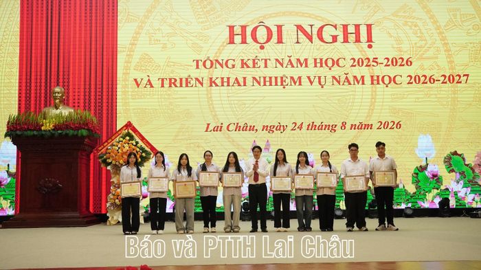 Đồng chí Mạc Quang Dũng - Giám đốc Sở Giáo dục và Đào tạo tặng Bằng khen cho học sinh đạt thành tích cao trong kỳ thi chọn học sinh giỏi quốc gia và Cuộc thi khoa học kỹ thuật cấp quốc gia.