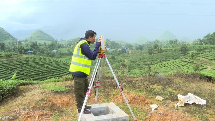 Kỹ thuật viên đo đạc bản đồ thực tế tại bản Cư Nhà La (phường Đoàn Kết).
