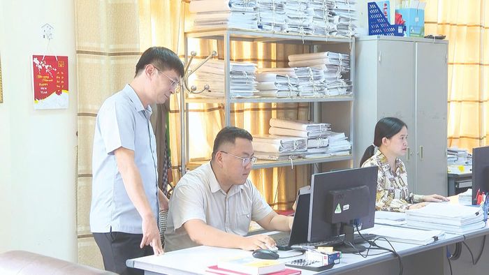 Cán bộ Phòng Quản lý đất đai (Sở Nông nghiệp và Môi trường) tập trung rà soát dữ liệu đất đai trên địa bàn tỉnh.