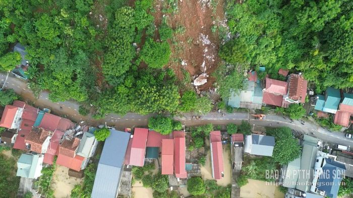 Hình ảnh từ trên cao đoạn sạt lở trên địa bàn xã Chi Lăng