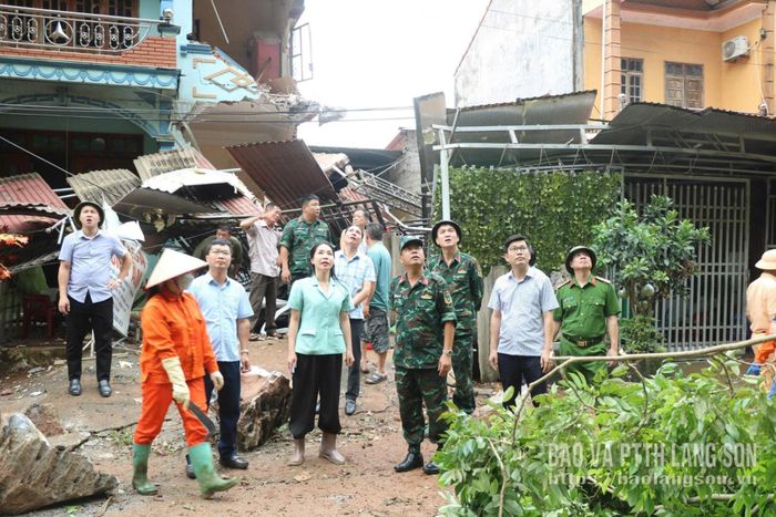Lãnh đạo xã Chi Lăng kiểm tra, nắm bắt tình hình thực tế tại khu vực bị ảnh hưởng do đá lở