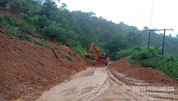 Đơn vị quản lý đường bộ thi công hót đất, đá tại điểm sạt Km27+200 đường tỉnh 238, đoạn qua địa bàn xã Nhân Lý, tỉnh Lạng Sơn