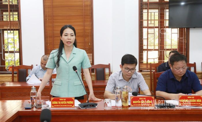 Lãnh đạo Đảng ủy xã Chi Lăng báo cáo công tác ứng phó, khắc phục sự cố thiên tai với đoàn kiểm tra