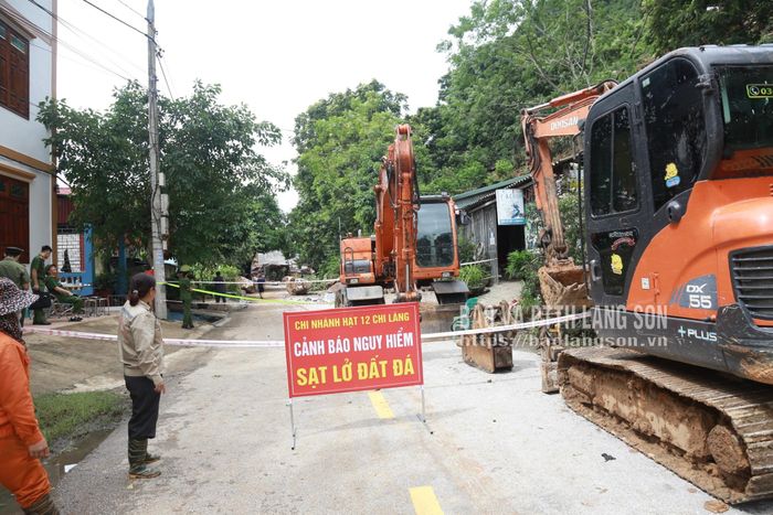 Lực lượng chức năng giăng dây, đặt biển cảnh báo nguy hiểm