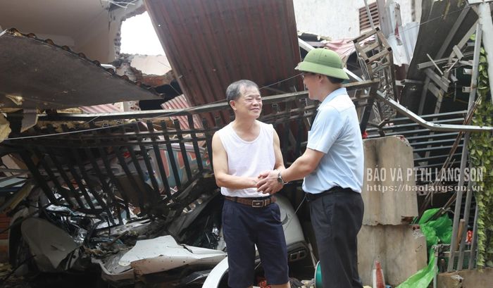 Đồng chí Phó Chủ tịch Thường trực HĐND tỉnh hỏi thăm, động viên người dân tại buổi kiểm tra