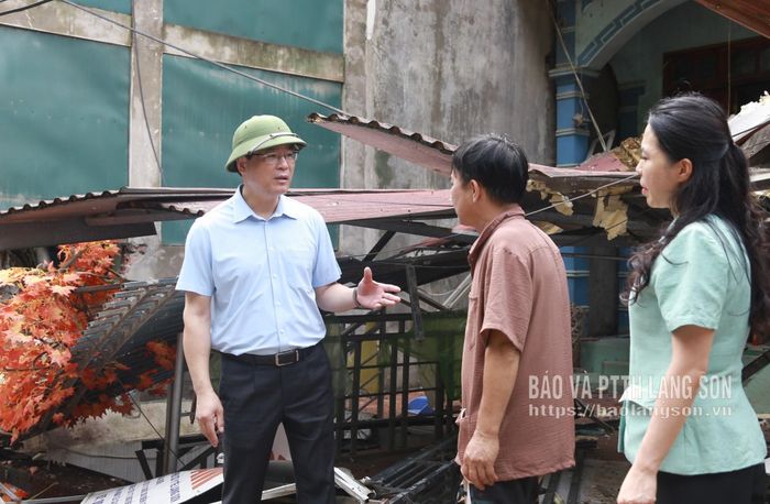 Đồng chí Phó Chủ tịch Thường trực HĐND tỉnh hỏi thăm, động viên người dân bị ảnh hưởng