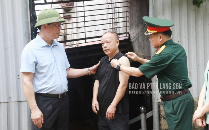 Đồng chí Phó Chủ tịch Thường trực HĐND tỉnh và thành viên trong đoàn hỏi thăm sức khỏe người dân