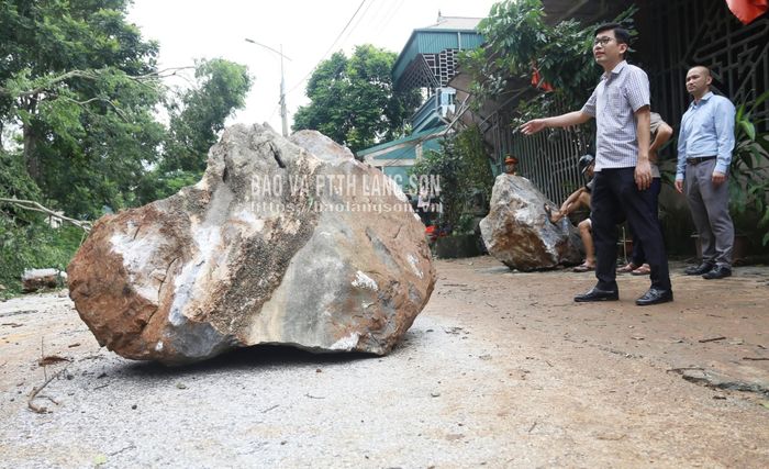 Hiện trường đá lở xuống quốc lộ 279, địa phận thôn Hợp Tiến, xã Chi Lăng