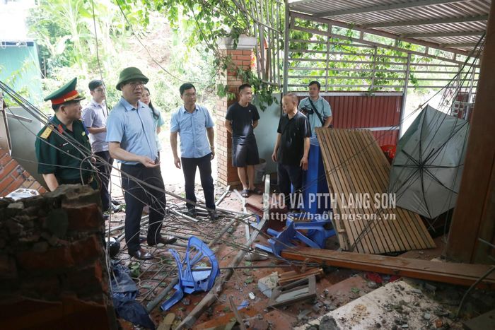 Các thành viên đoàn công tác kiểm tra tại hiện trường