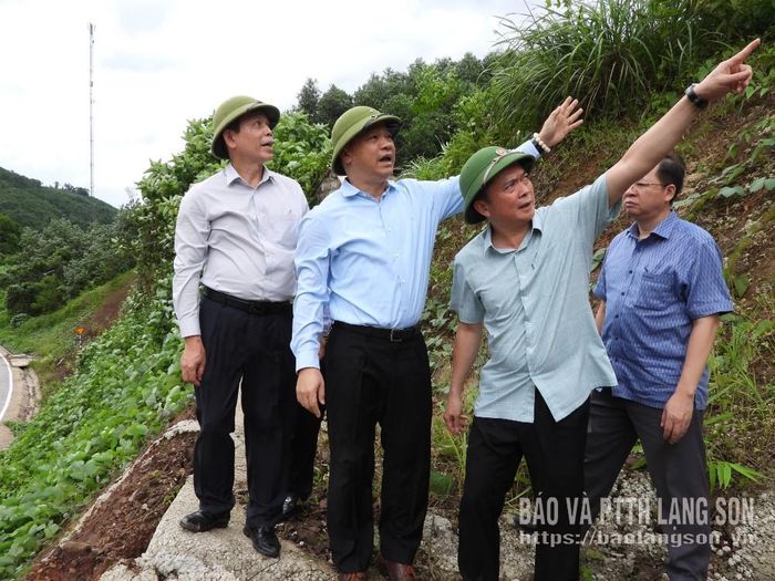 Đoàn công tác khảo sát vị trí mái ta-luy nơi xảy ra sự cố tại Km 66+200 quốc lộ 4B