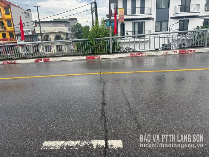 Theo thông tin của Sở Xây dựng, các rãnh trên không phải là nứt gãy, hỏng hóc mà là khe co giãn kỹ thuật công trình