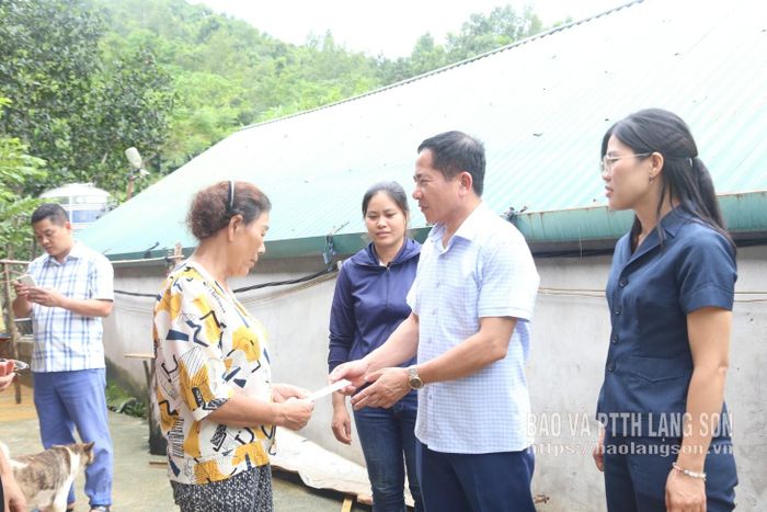 Đồng chí Phó Chủ tịch HĐND tỉnh trao quà hỗ trợ cho người dân xã Hoàng Văn Thụ bị ảnh hưởng bởi bão số 4