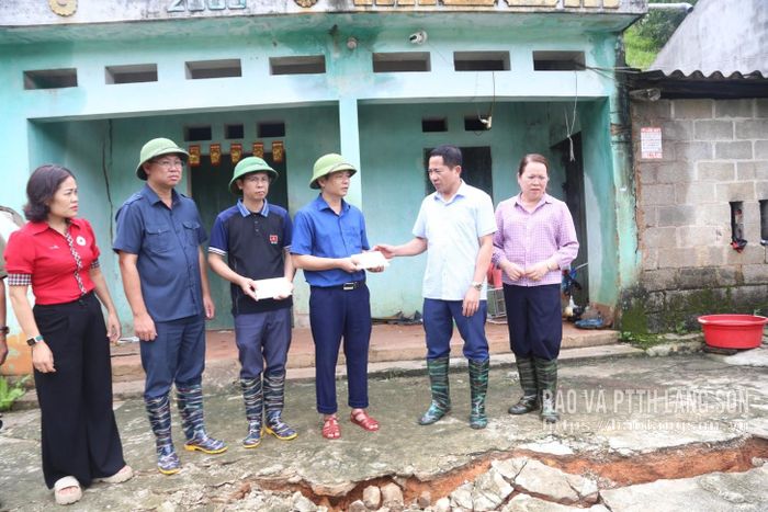 Đồng chí Phó Chủ tịch HĐND tỉnh trao quà hỗ trợ cho đại diện xã Na Sầm