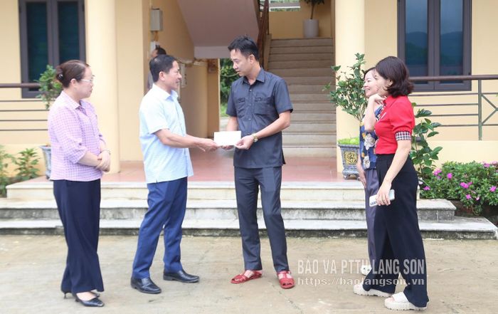 Đồng chí Phó Chủ tịch HĐND tỉnh trao quà hỗ trợ cho đại diện xã Thụy Hùng