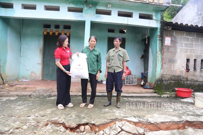 Lãnh đạo Hội Chữ thập đỏ tỉnh trao quà hỗ trợ cho người dân xã Na Sầm bị ảnh hưởng bởi cơn bão số 4