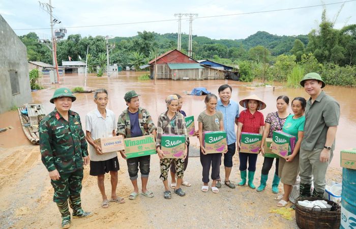Thứ trưởng Bộ NN&MT Nguyễn Hoàng Hiệp và đồng chí Nguyễn Cảnh Toàn, Phó Bí thư Tỉnh ủy, Chủ tịch UBND tỉnh cùng lãnh đạo các đơn vị tặng quà các hộ dân bị ảnh hưởng bởi bão số 4