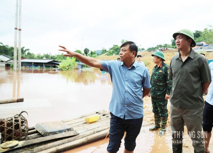 Thứ trưởng Bộ NN&MT Nguyễn Hoàng Hiệp và đồng chí Nguyễn Cảnh Toàn, Phó Bí thư Tỉnh ủy, Chủ tịch UBND tỉnh kiểm tra khu vực ngập tại xã Tràng Định