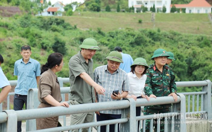 Đồng chí Nguyễn Cảnh Toàn, Phó Bí thư Tỉnh ủy, Chủ tịch UBND tỉnh kiểm tra thực tế việc vận hành xả điều tiết tại hồ chứa nước Bản Lải