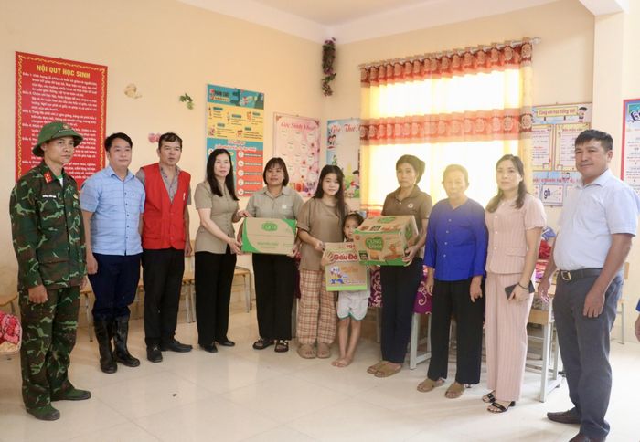 Đồng chí Trần Thanh Nhàn, Phó Chủ tịch UBND tỉnh trao quà hỗ trợ khẩn cấp cho các hộ dân bị ảnh hưởng nặng bởi mưa lũ trên địa bàn xã Khuất Xá