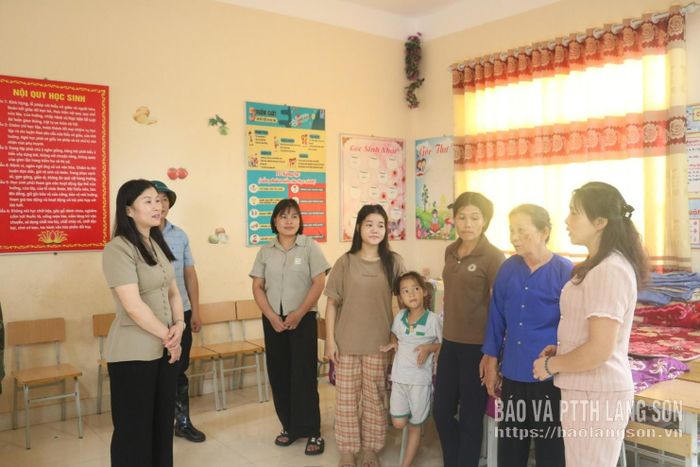 Đồng chí Trần Thanh Nhàn, Phó Chủ tịch UBND tỉnh thăm hỏi, động viên các hộ dân bị ảnh hưởng nặng bởi mưa lũ trên địa bàn xã Khuất Xá