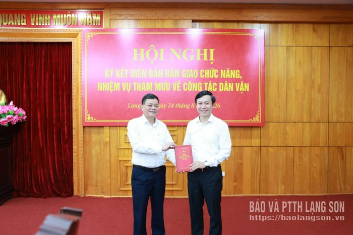 Lãnh đạo Ban Tuyên giáo và Dân vận Tỉnh ủy trao cuốn sách "Lịch sử công tác dân vận Đảng bộ tỉnh Lạng Sơn" cho lãnh đạo Ủy ban MTTQ Việt Nam tỉnh