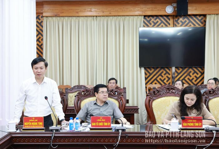 Đồng chí Nguyễn Hoàng Tùng, Ủy viên Ban Thường vụ Tỉnh ủy, Phó Chủ tịch Thường trực Ủy ban MTTQ Việt Nam tỉnh, Bí thư Đảng ủy MTTQ, các đoàn thể tỉnh phát biểu tại hội nghị