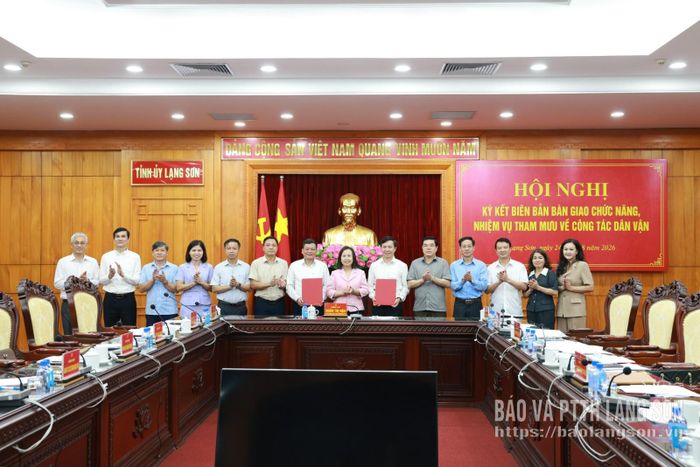 Các đại biểu chụp hình lưu niệm tại hội nghị ký kết biên bản bàn giao chức năng, nhiệm vụ tham mưu về công tác dân vận